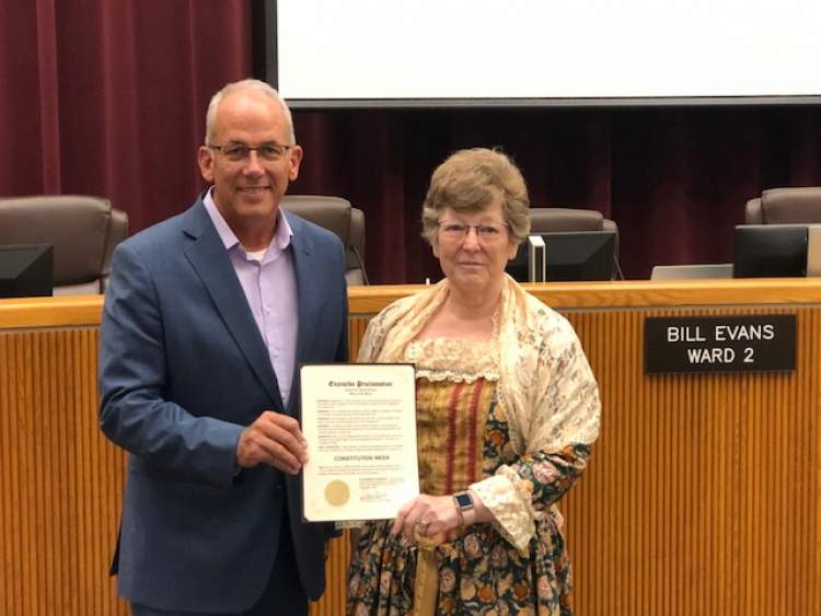 Mayor Steve Allender and Margie Rosario of the Black Hills Chapter of the Daughters of the American Revolution.